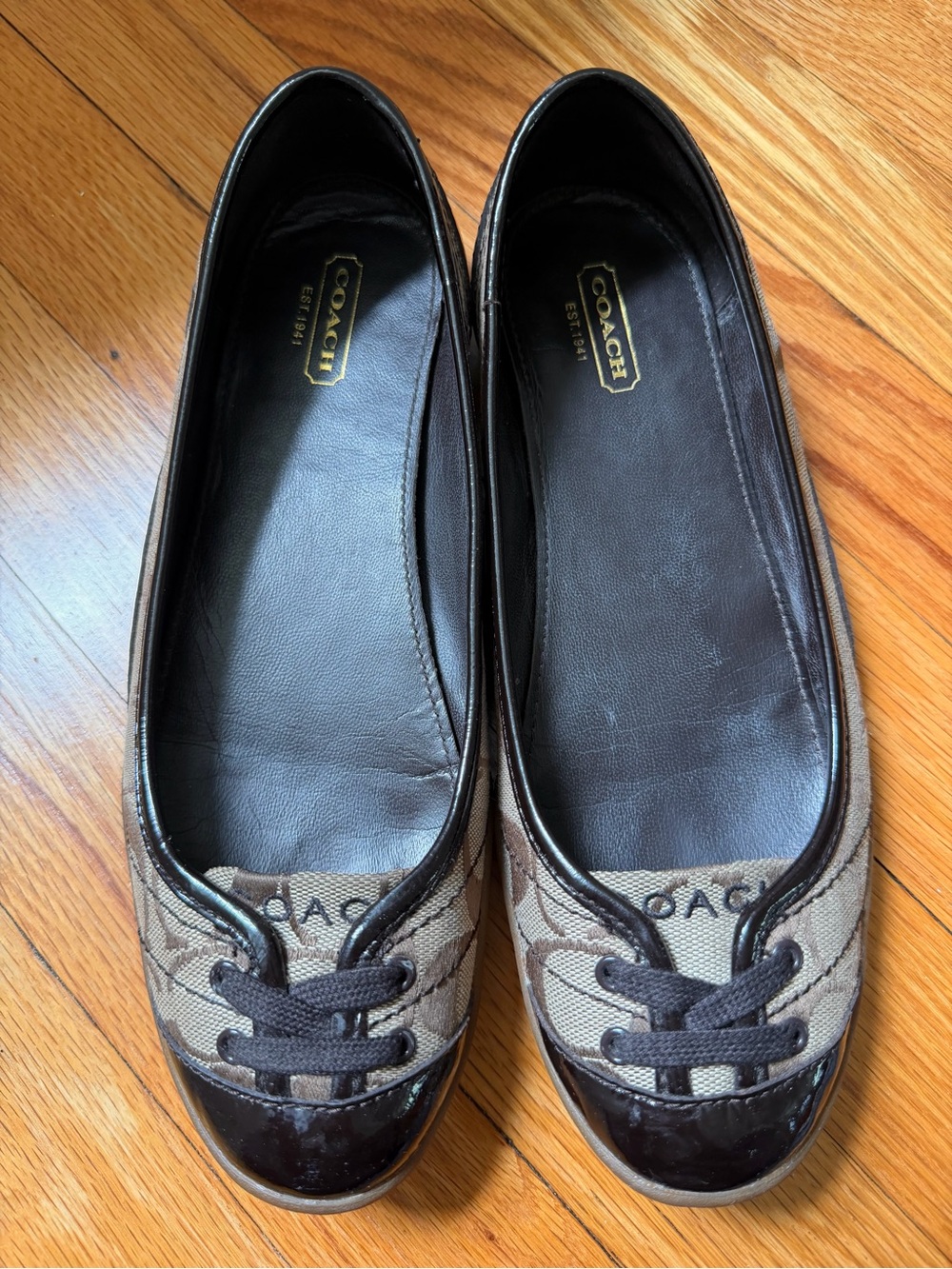 Coach Dannie Beige Signature Canvas Brown Patent Trim Ballet Flats Women’s 7.5 - Picture 2 of 15